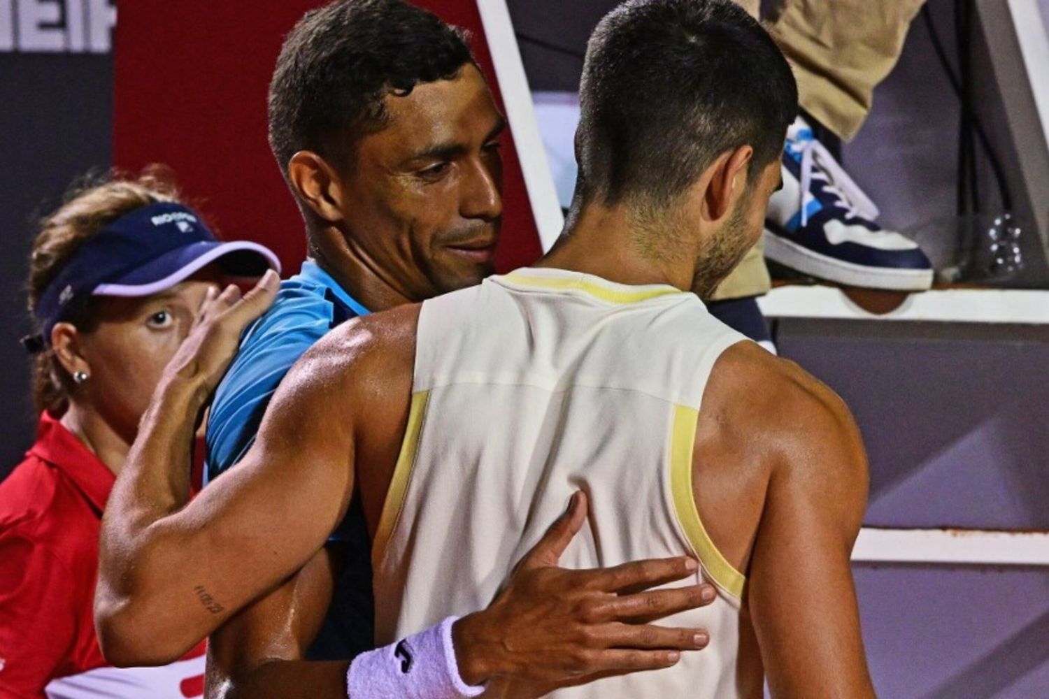 Il saluto tra Carlos Alcaraz (a destra) e Carlos Monteiro dopo il ritiro per infortunio dello spagnolo, a Rio de Janeiro, il 20 febbraio