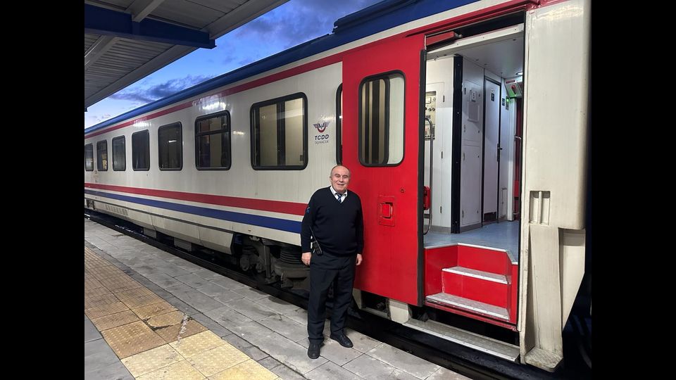 Il treno pronto a riprendere il viaggio verso Kars