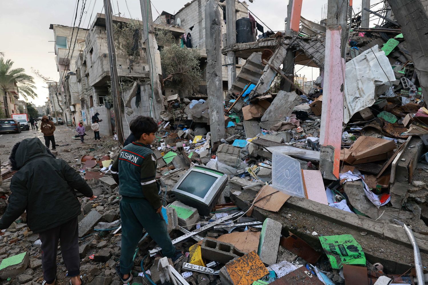 Edifici distrutti dai raid israeliani a Rafah