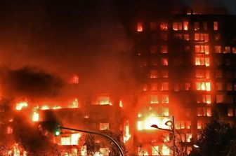 Incendio in un edificio di 14 piani a Valencia