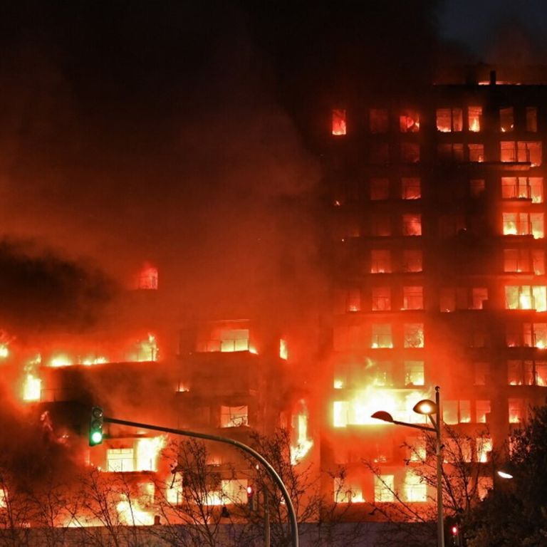 Incendio in un edificio di 14 piani a Valencia