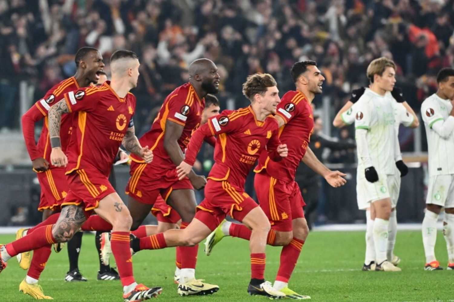 Roma esulta per la vittoria ai rigori contro il Feyernoord