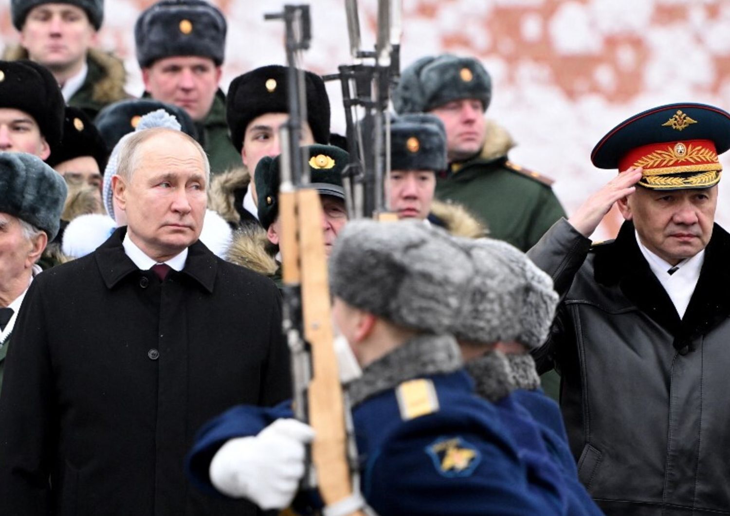 Putin alla cerimonia di deposizione di una corona presso la Tomba del Milite Ignoto vicino al Muro del Cremlino