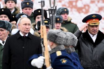 Putin alla cerimonia di deposizione di una corona presso la Tomba del Milite Ignoto vicino al Muro del Cremlino