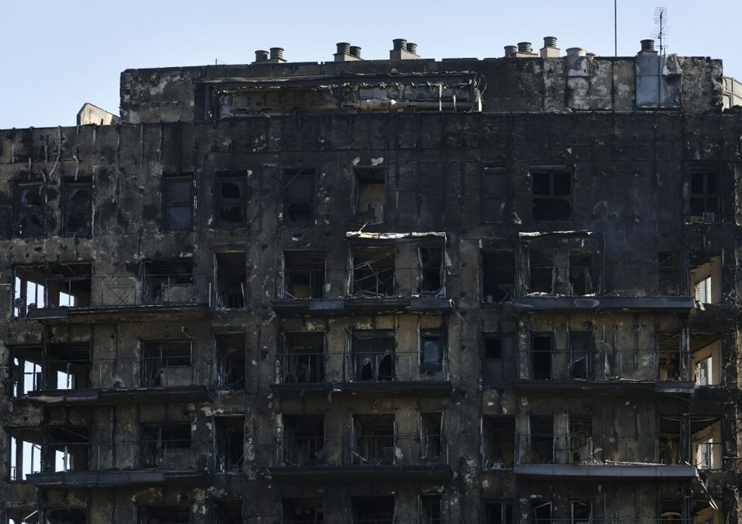 Lo scheletro dell'edificio bruciato a Valencia il 22 febbraio