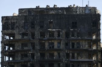 Lo scheletro dell'edificio bruciato a Valencia il 22 febbraio