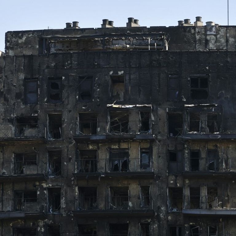 Lo scheletro dell'edificio bruciato a Valencia il 22 febbraio