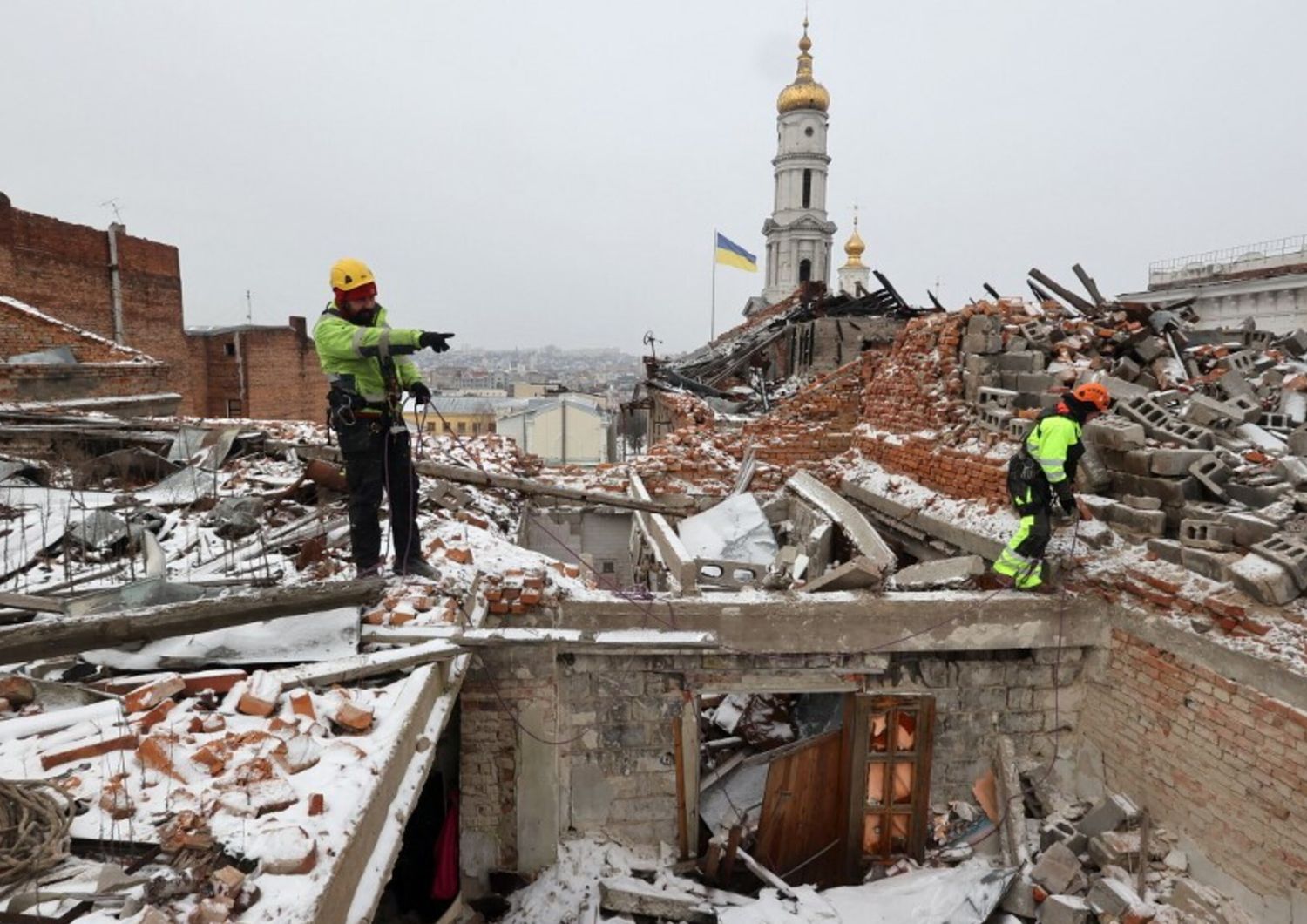 Bombardamento russo su un edificio residenziale a Kharkiv