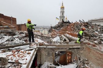 Bombardamento russo su un edificio residenziale a Kharkiv
