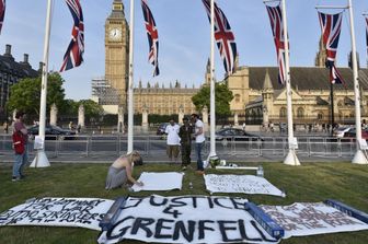 14/06/2017 Londra. veglia in memoria delle vittime del grande incendio divampato nella torre di Grenfell a White City