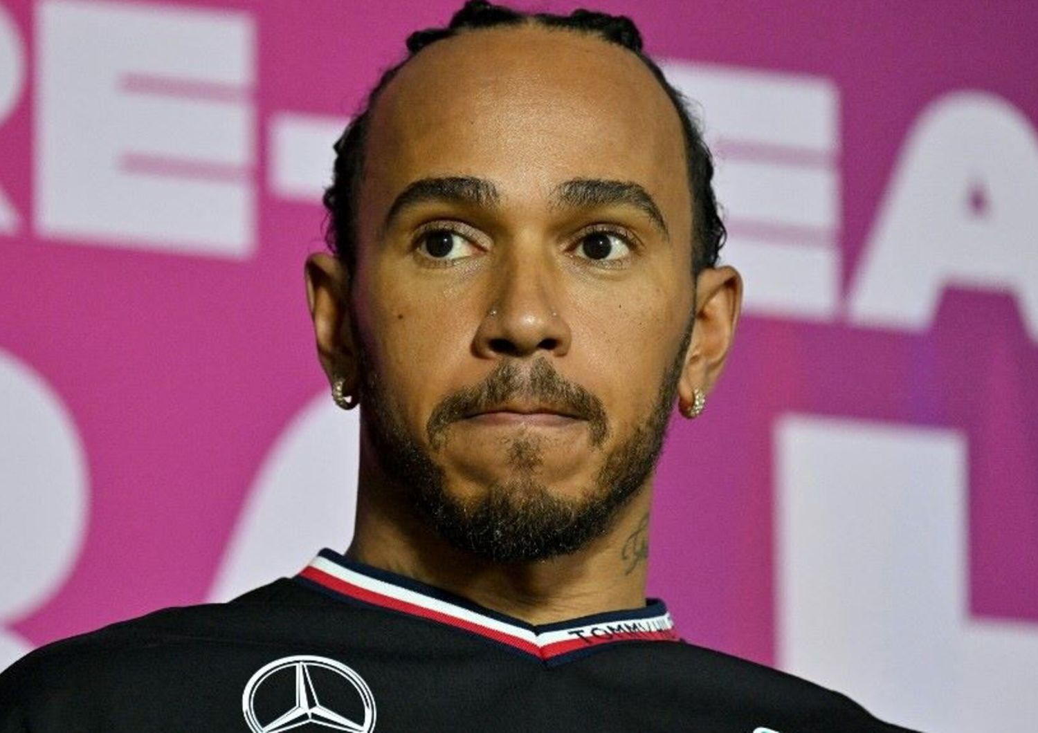 Conferenza stampa del pilota britannico della Mercedes Lewis Hamilton nel terzo giorno di test pre-stagionali di Formula Uno al Bahrain International Circuit di Sakhir il 23 febbraio 2024