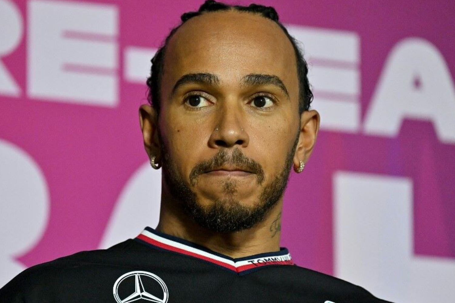 Conferenza stampa del pilota britannico della Mercedes Lewis Hamilton nel terzo giorno di test pre-stagionali di Formula Uno al Bahrain International Circuit di Sakhir il 23 febbraio 2024