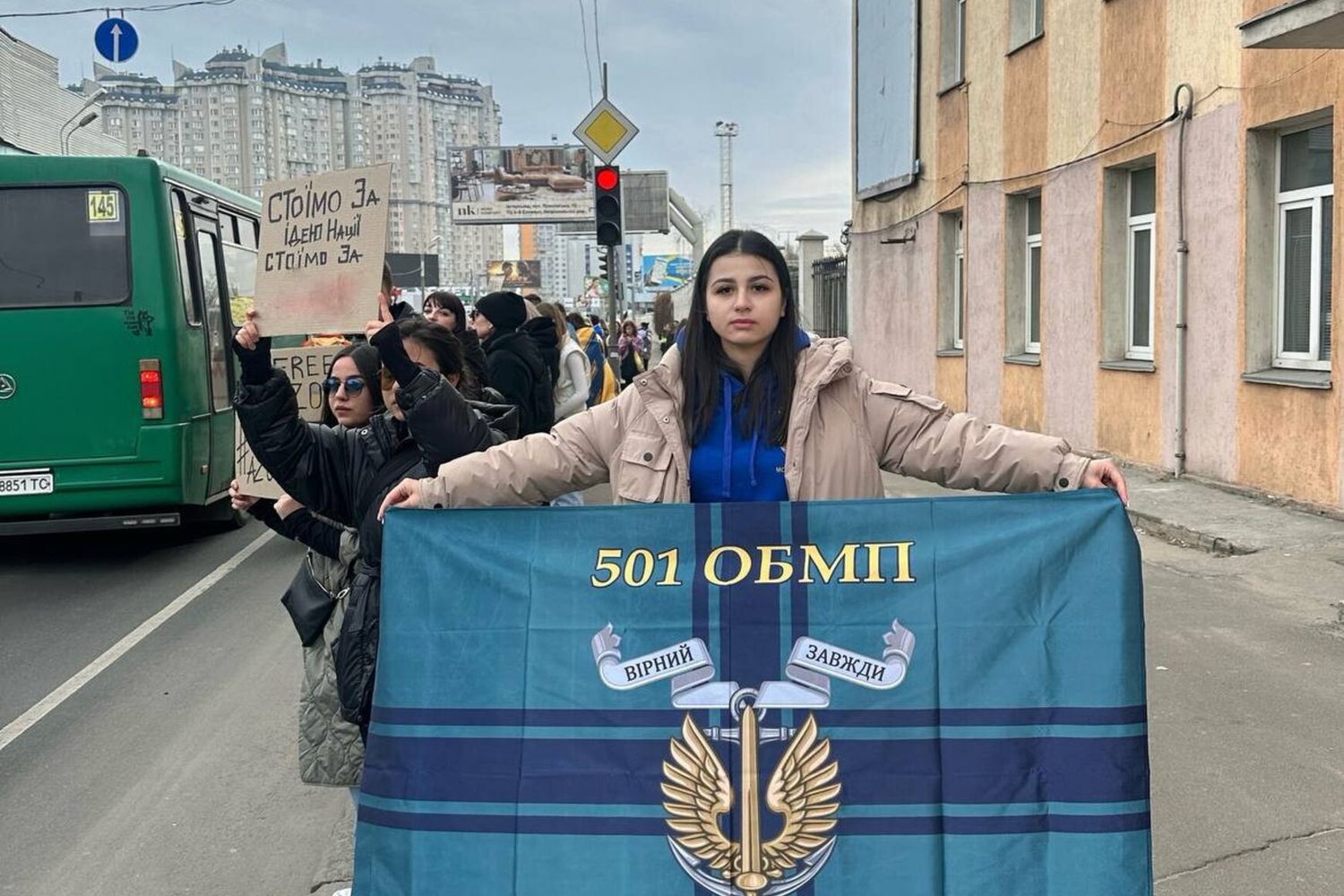 Una donna manifesta in Ucraina per suo marito, prigioniero in guerra