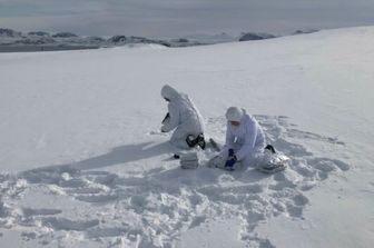 Attività di campionamento di neve a Ny-Ålesund, Isole Svalbard