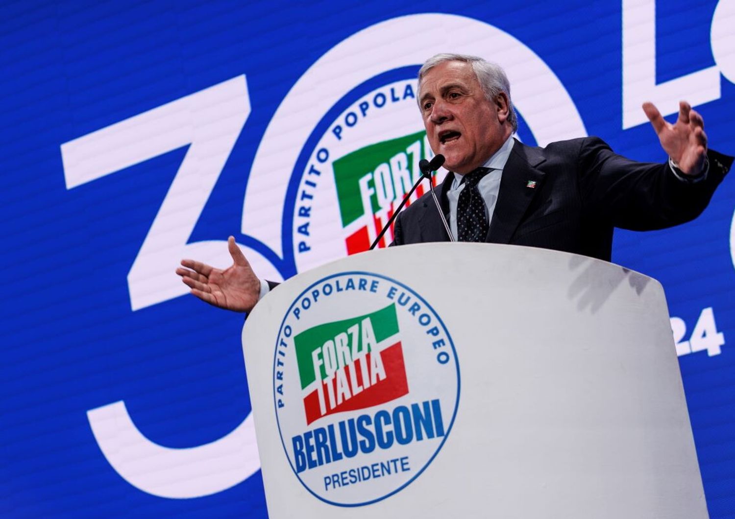 forza italia tajani eletto segretario per acclamazione