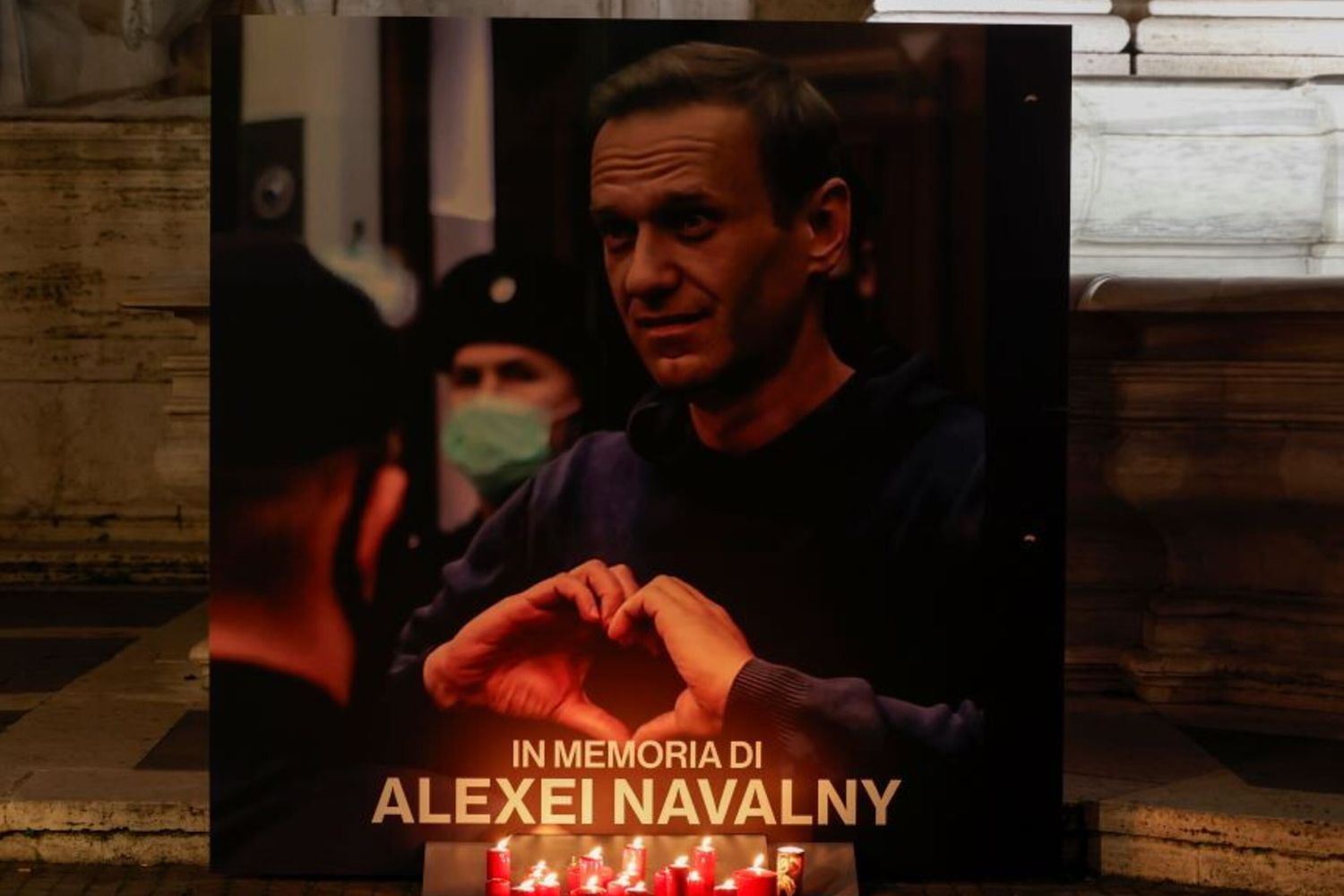 La fiaccolata a Roma, in Campidoglio, per protestare contro la morte di Alexei Navalny