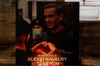 La fiaccolata a Roma, in Campidoglio, per protestare contro la morte di Alexei Navalny