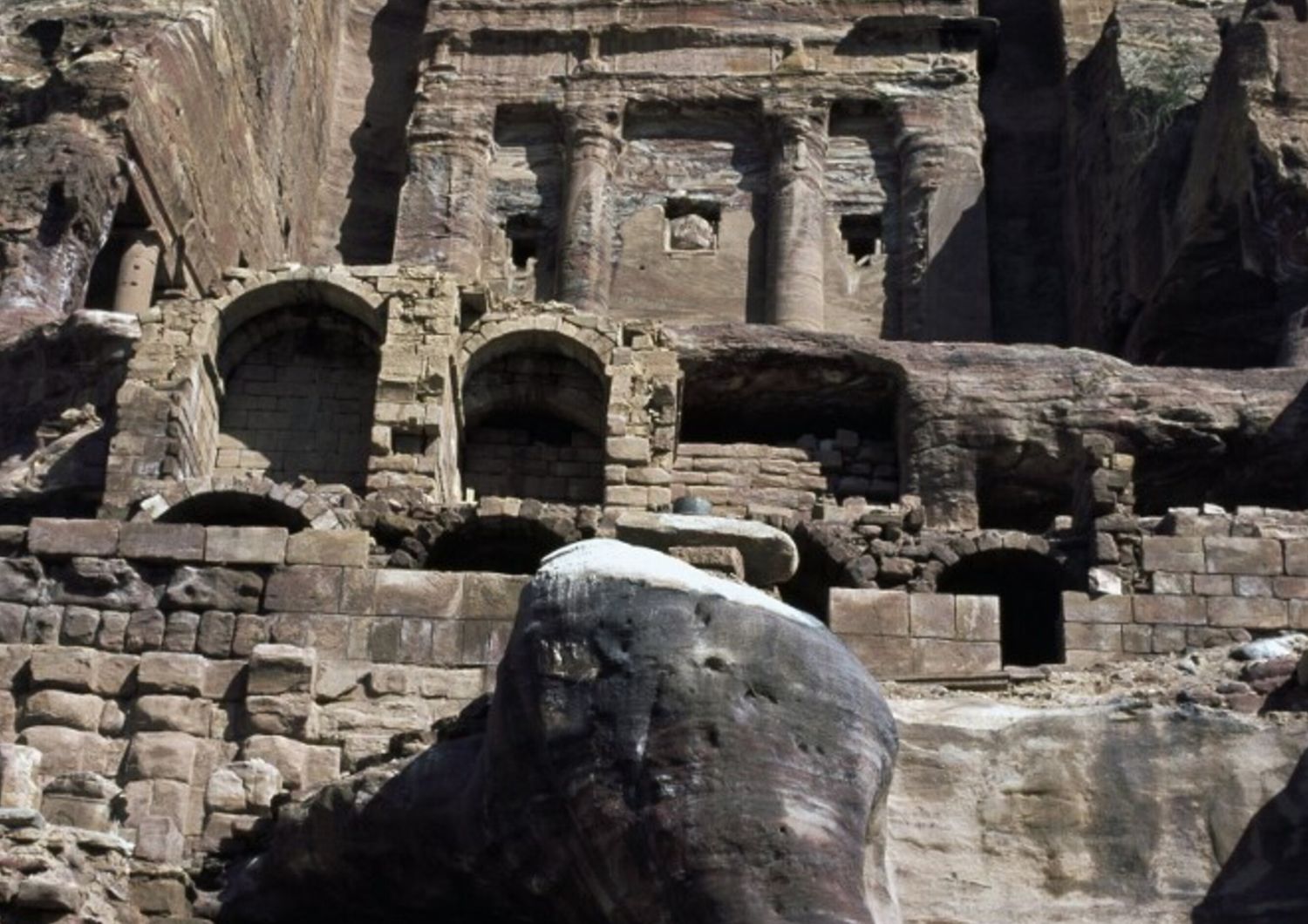 Vista della tomba a urna di Petra in Giordania (Nabateo, VI secolo a.C.)