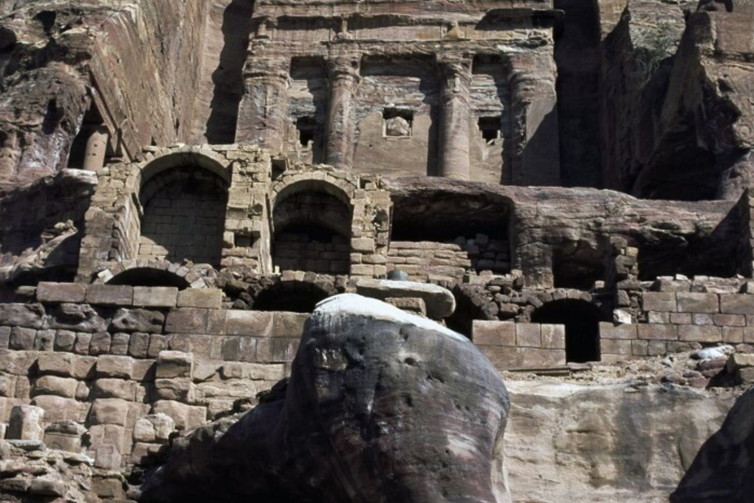 Vista della tomba a urna di Petra in Giordania (Nabateo, VI secolo a.C.)