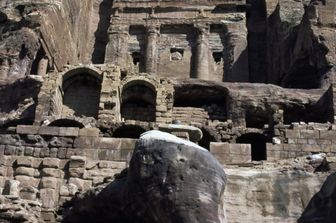 Vista della tomba a urna di Petra in Giordania (Nabateo, VI secolo a.C.)