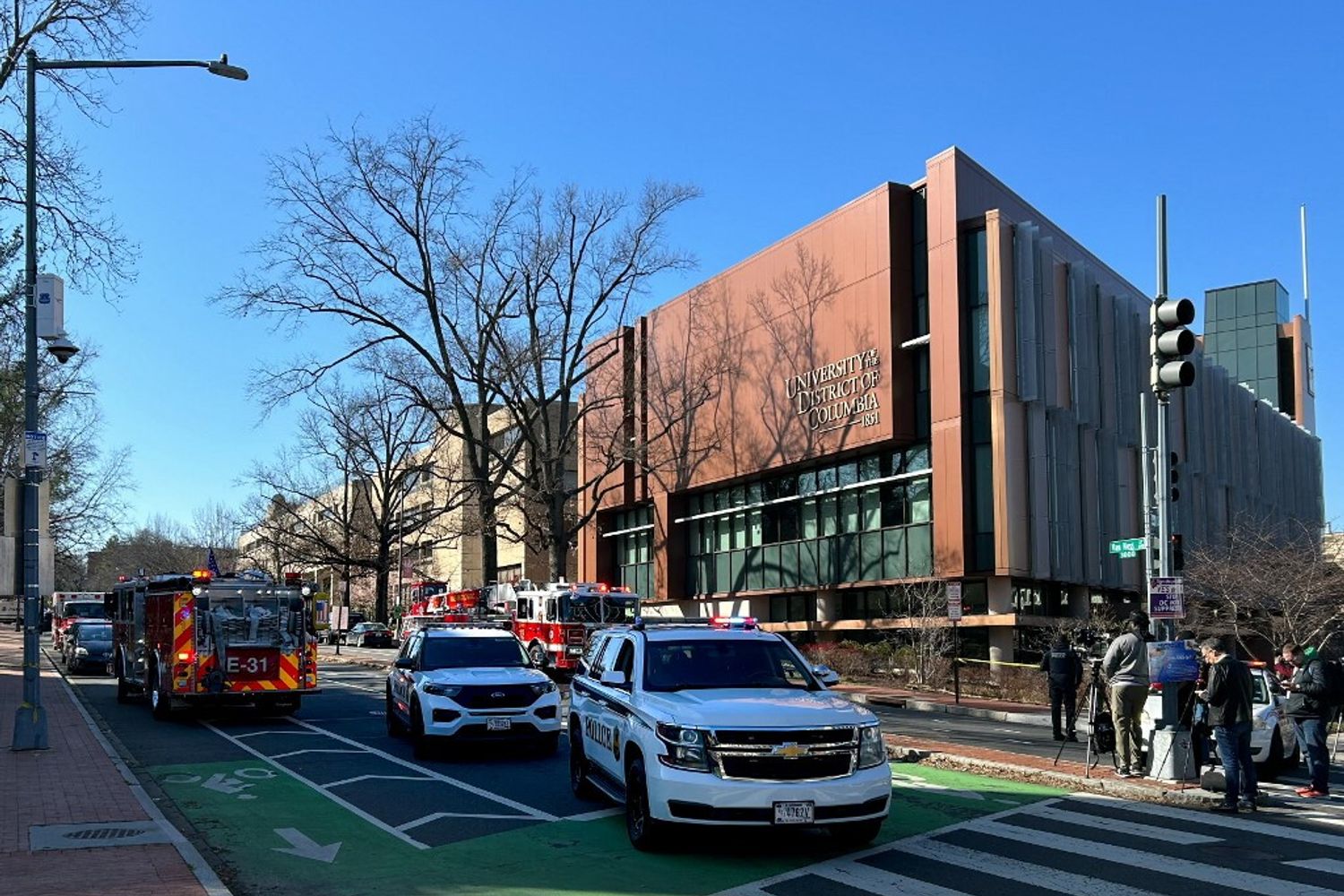 Polizia e vigili del fuoco davanti alla Ambasciata di Israele a Washington