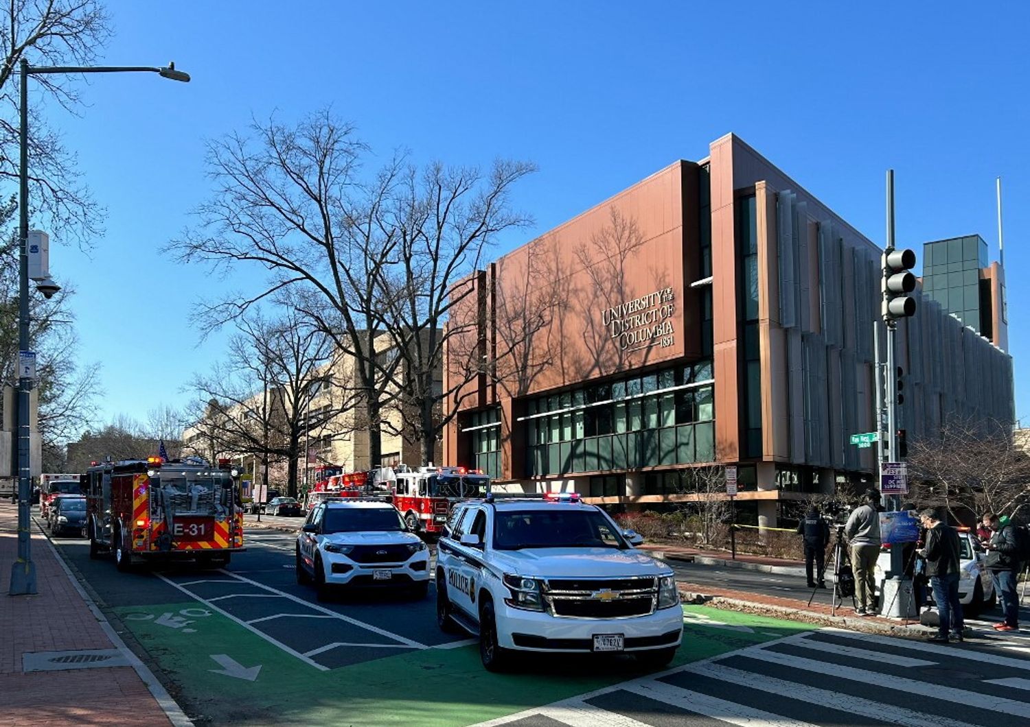 Polizia e vigili del fuoco davanti alla Ambasciata di Israele a Washington