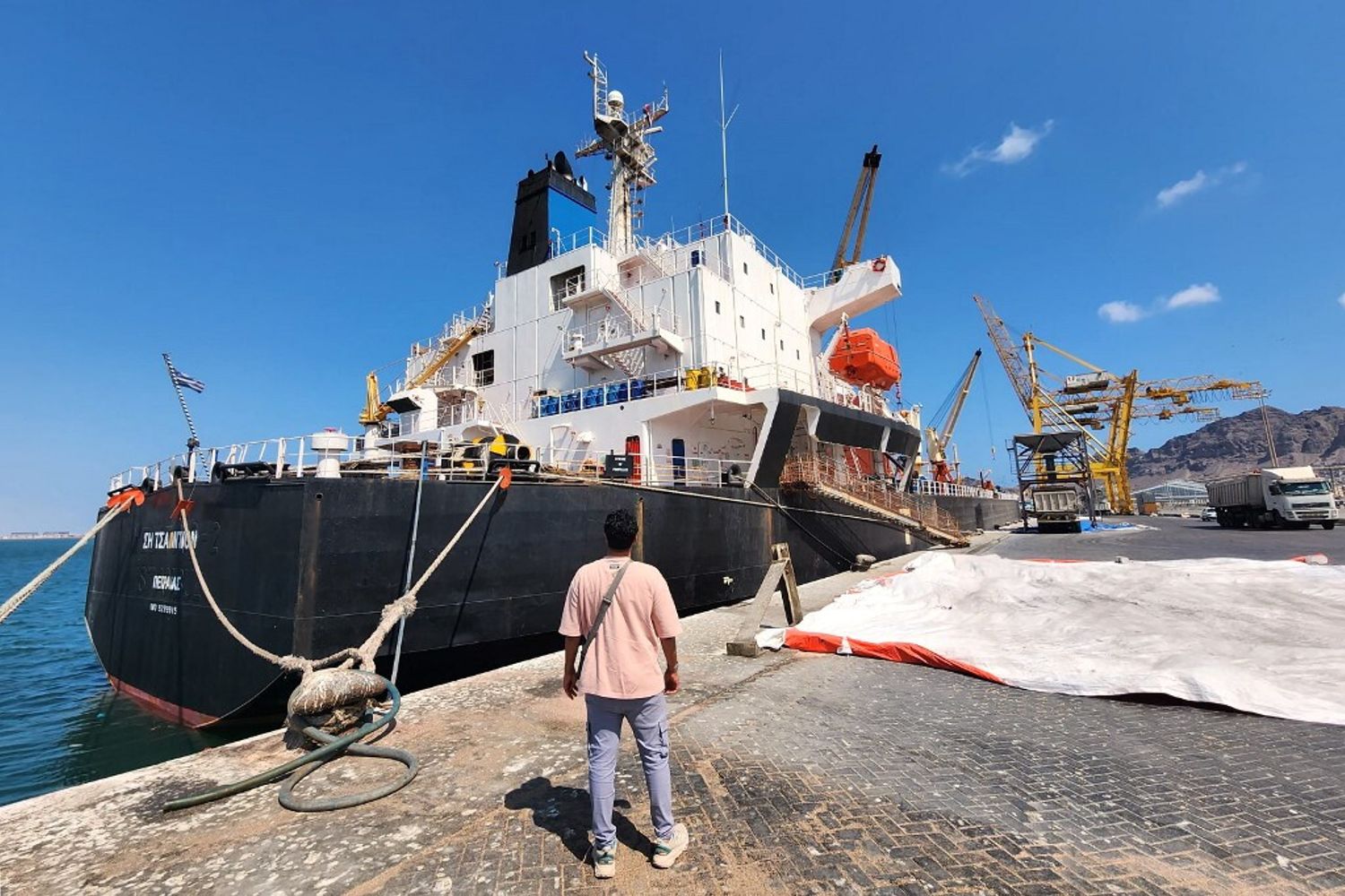 La nave Sea Champion, di proprietà degli Stati Uniti e battente bandiera greca,nella città portuale meridionale di Aden, Yemen