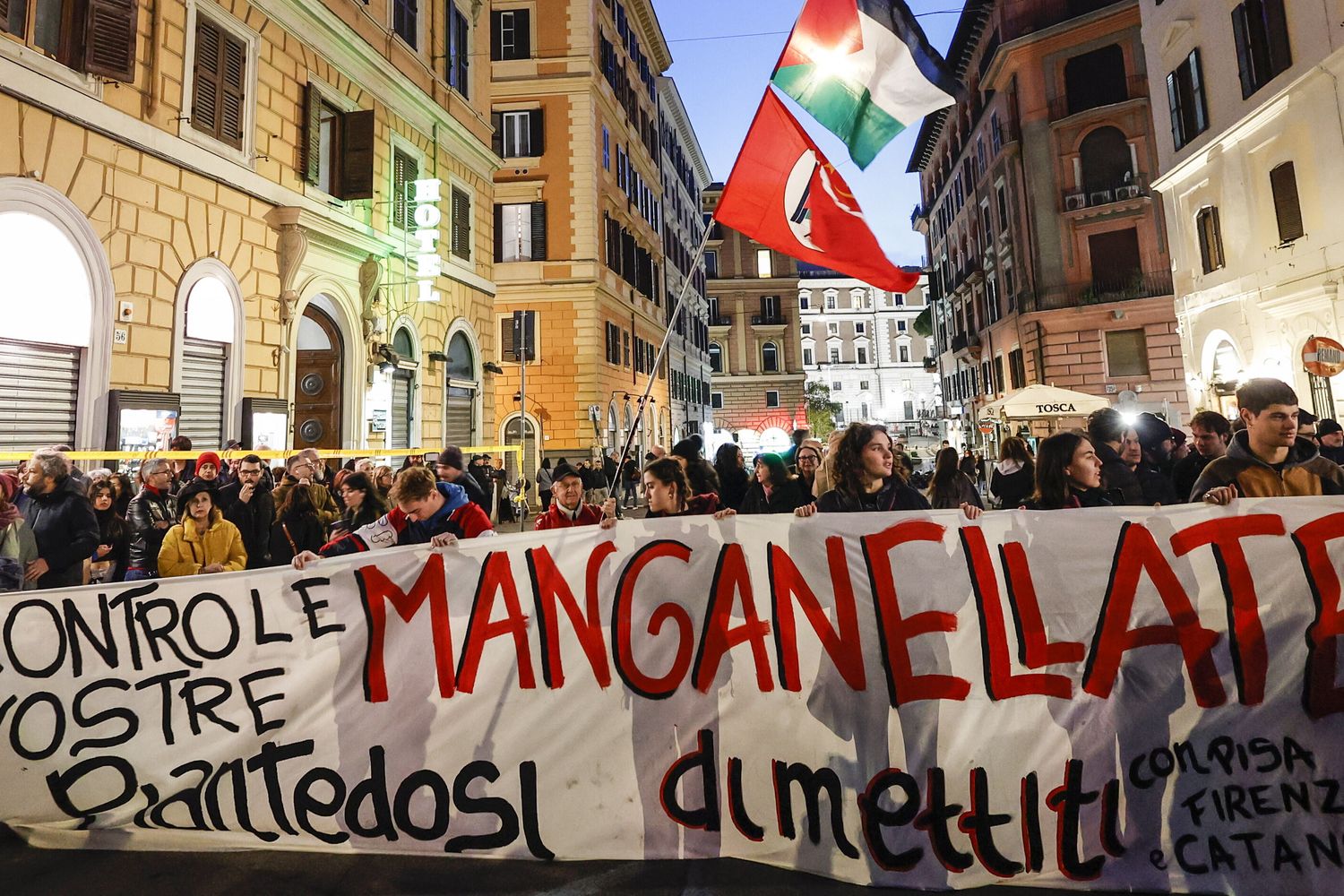 25/02/24 Roma. La protesta degli studenti nei pressi del VIminale contro le manganellate e le cariche delle forze dell'ordine nei confronti dei ragazzi presenti alle manifestazioni pro Palestina di Firenze e Pisa