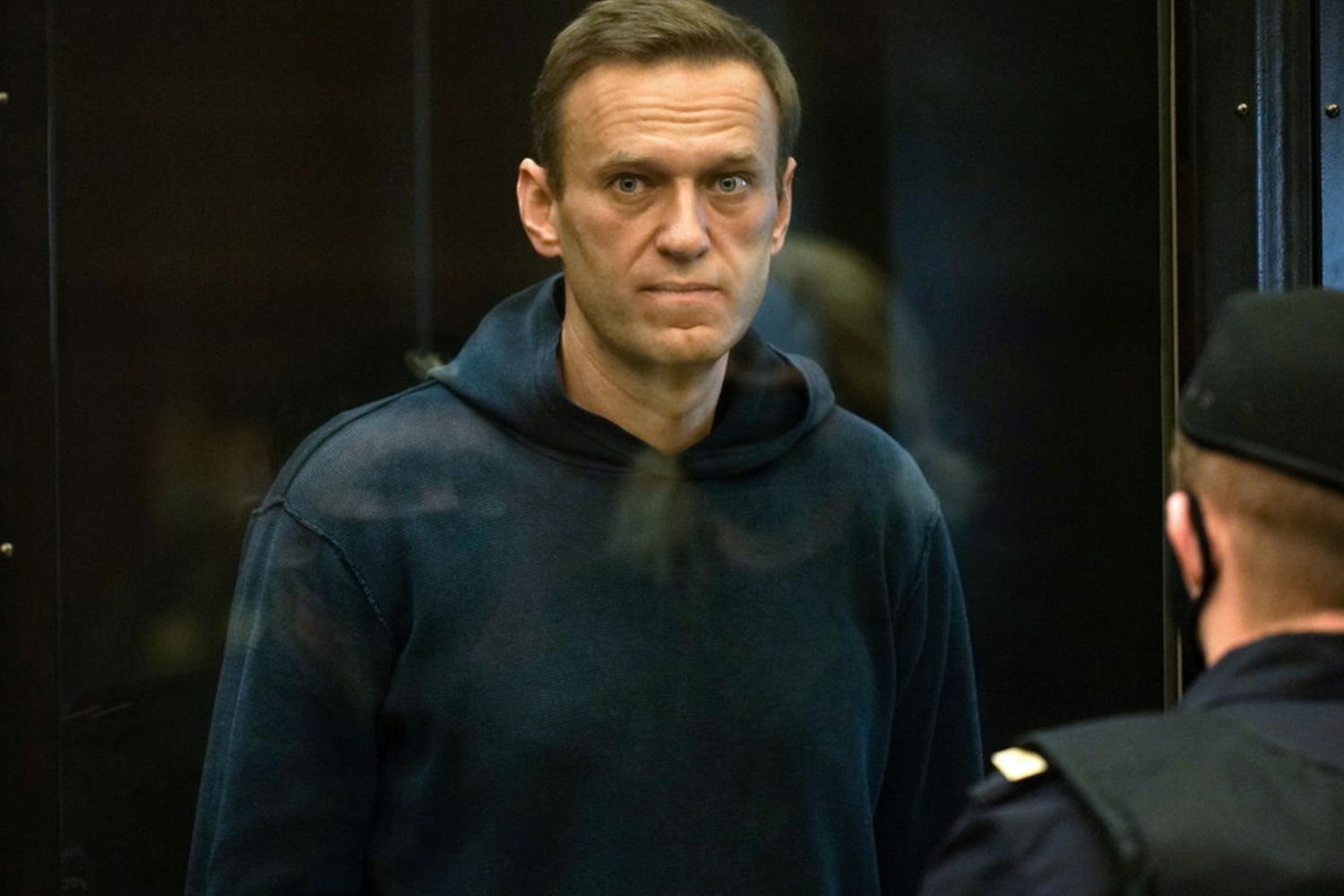 Alexei Navalny fa il suo ingresso in aula a Mosca