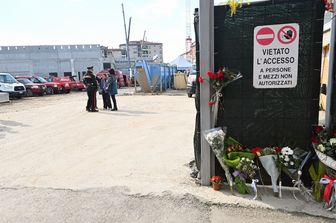 Fiori deposti nei pressi del cantiere Esselunga di Firenze dove sono morti cinque operai lo scorso 16 febbraio