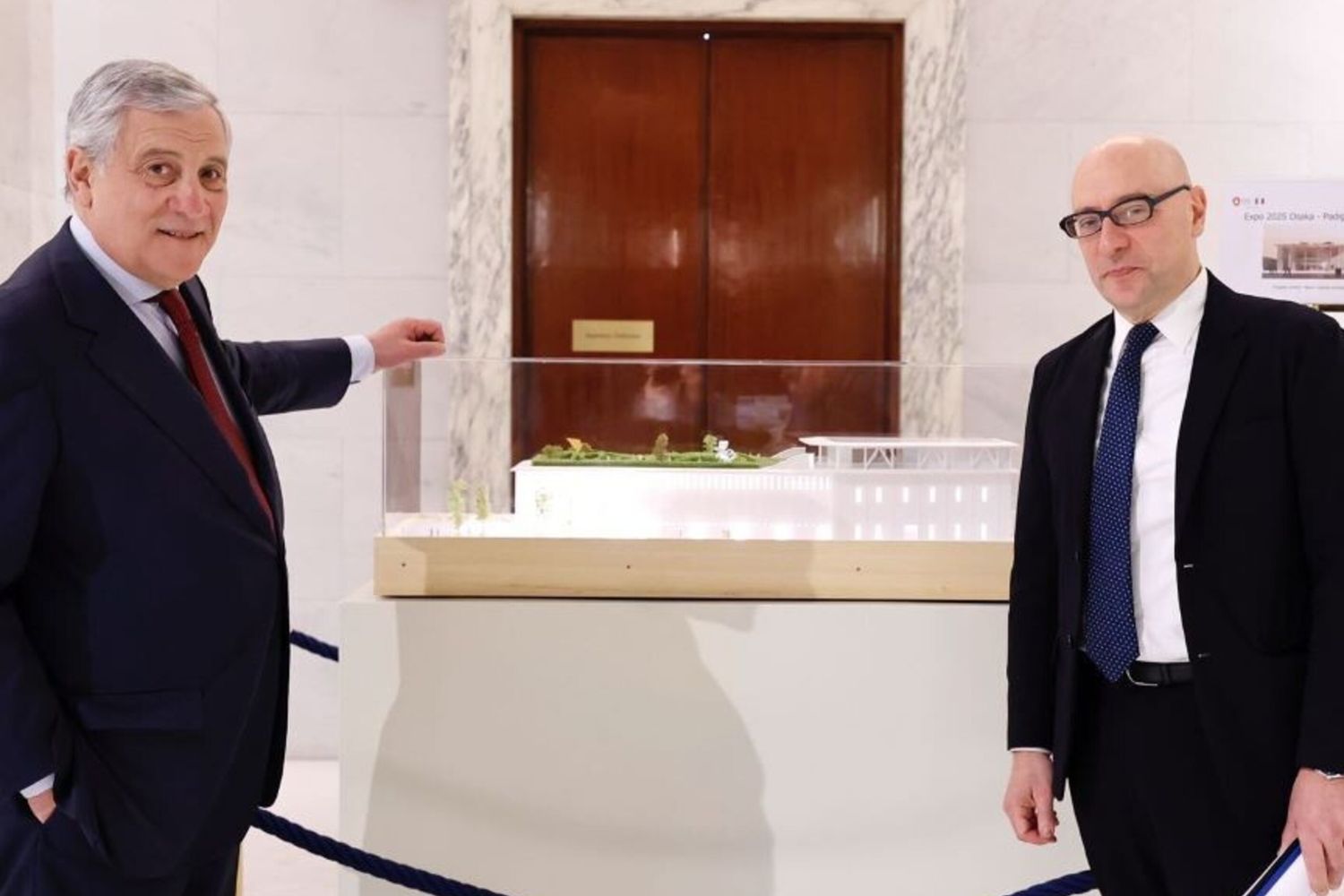 Il ministro degli Esteri Tajani  con il commissario generale Vattani e alle spalle il modello in scala 1:100 del Padiglione Italia a Expo 2025 Osaka