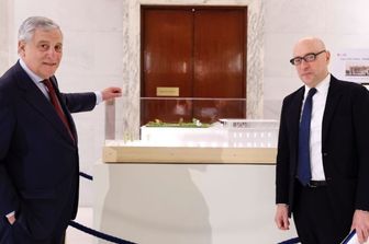 Il ministro degli Esteri Tajani  con il commissario generale Vattani e alle spalle il modello in scala 1:100 del Padiglione Italia a Expo 2025 Osaka