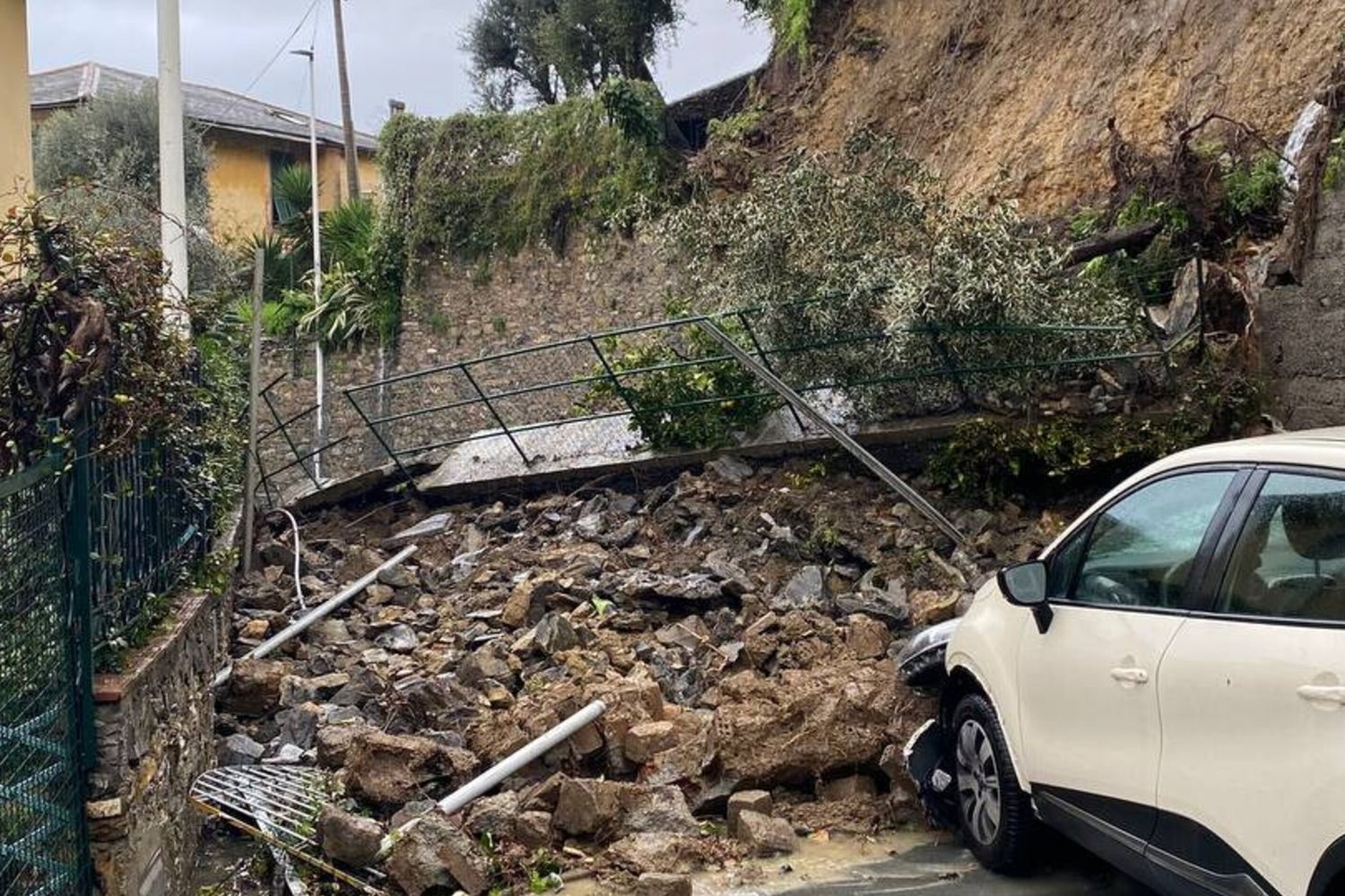 L'immagine della frana pubblicata sul canale telegram del Comune di Pieve Ligure