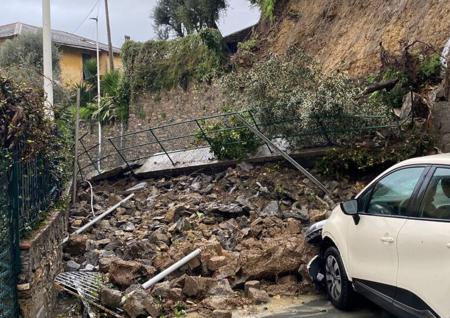 L'immagine della frana pubblicata sul canale telegram del Comune di Pieve Ligure