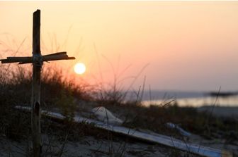 Una croce vista sulla spiaggia di Steccato di Cutro