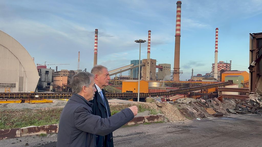 Urso tra gli operai dell'ex Ilva. "Ministro siamo senza un euro"