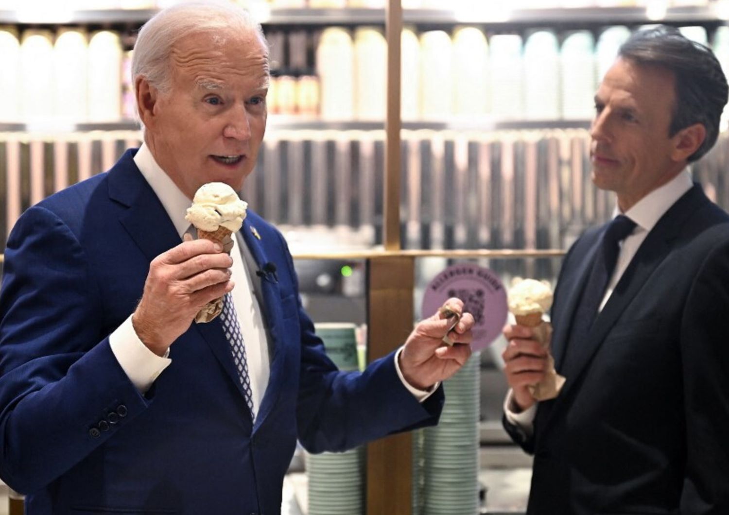 Joe Biden e il conduttore Seth Meyers si godono un gelato al Van Leeuwen Ice Cream dopo aver registrato un episodio di "Late Night with Seth Meyers" a New York City il 26 febbraio 2024