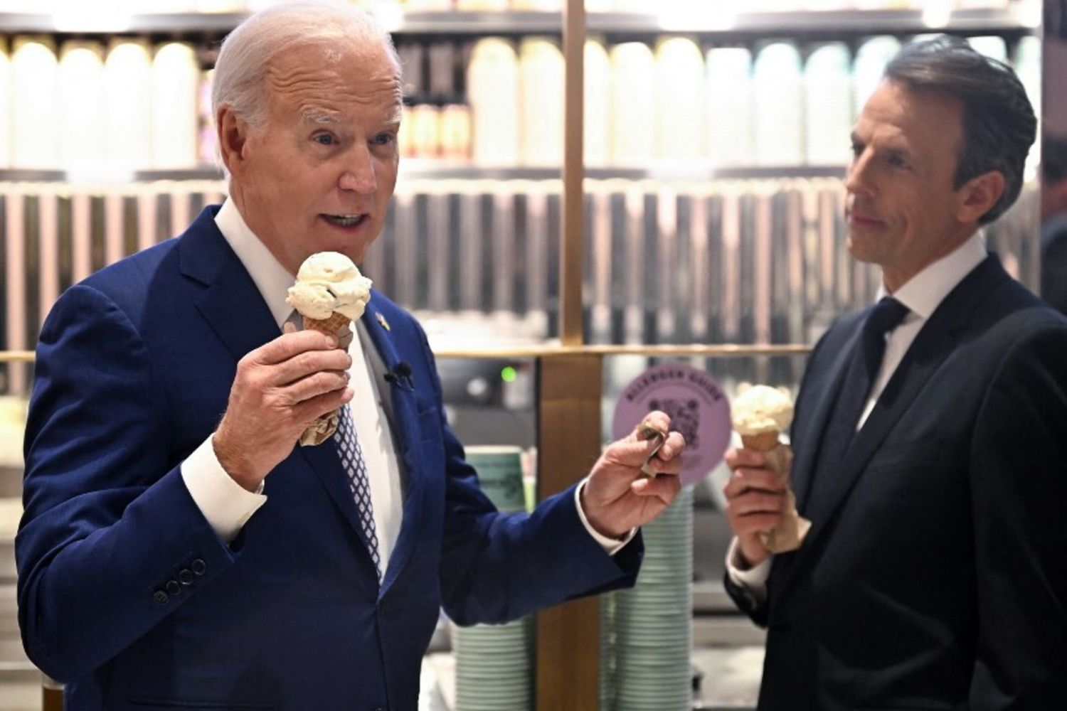 Joe Biden e il conduttore Seth Meyers si godono un gelato al Van Leeuwen Ice Cream dopo aver registrato un episodio di "Late Night with Seth Meyers" a New York City il 26 febbraio 2024