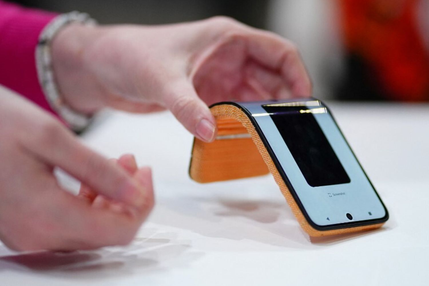 Un prototipo Motorola con display adattivo presentato al Mobile World Congress (MWC), il più grande raduno annuale del settore delle telecomunicazioni, a Barcellona il 27 febbraio 2024