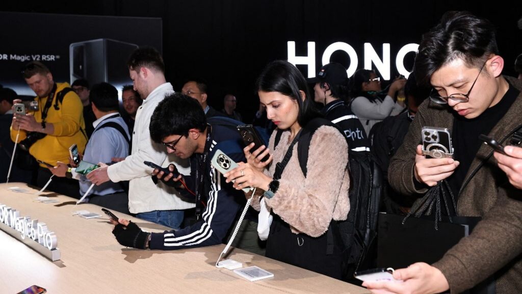 I visitatori provano i prodotti del produttore cinese di smartphone HONOR dopo l'evento di lancio globale a Barcellona