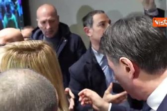 L'abbraccio tra Conte e Todde a Cagliari dopo la vittoria delle elezioni regionali sarde