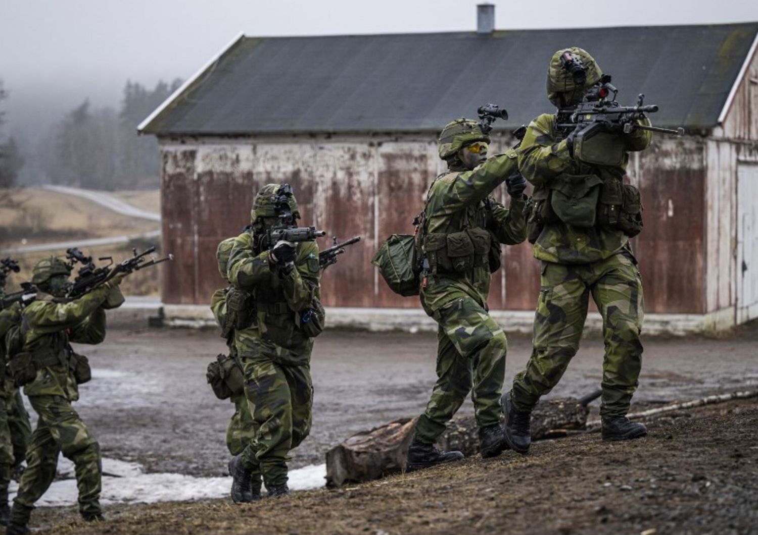Militari svedesi in una esercitazione Nato vicino Stoccolma