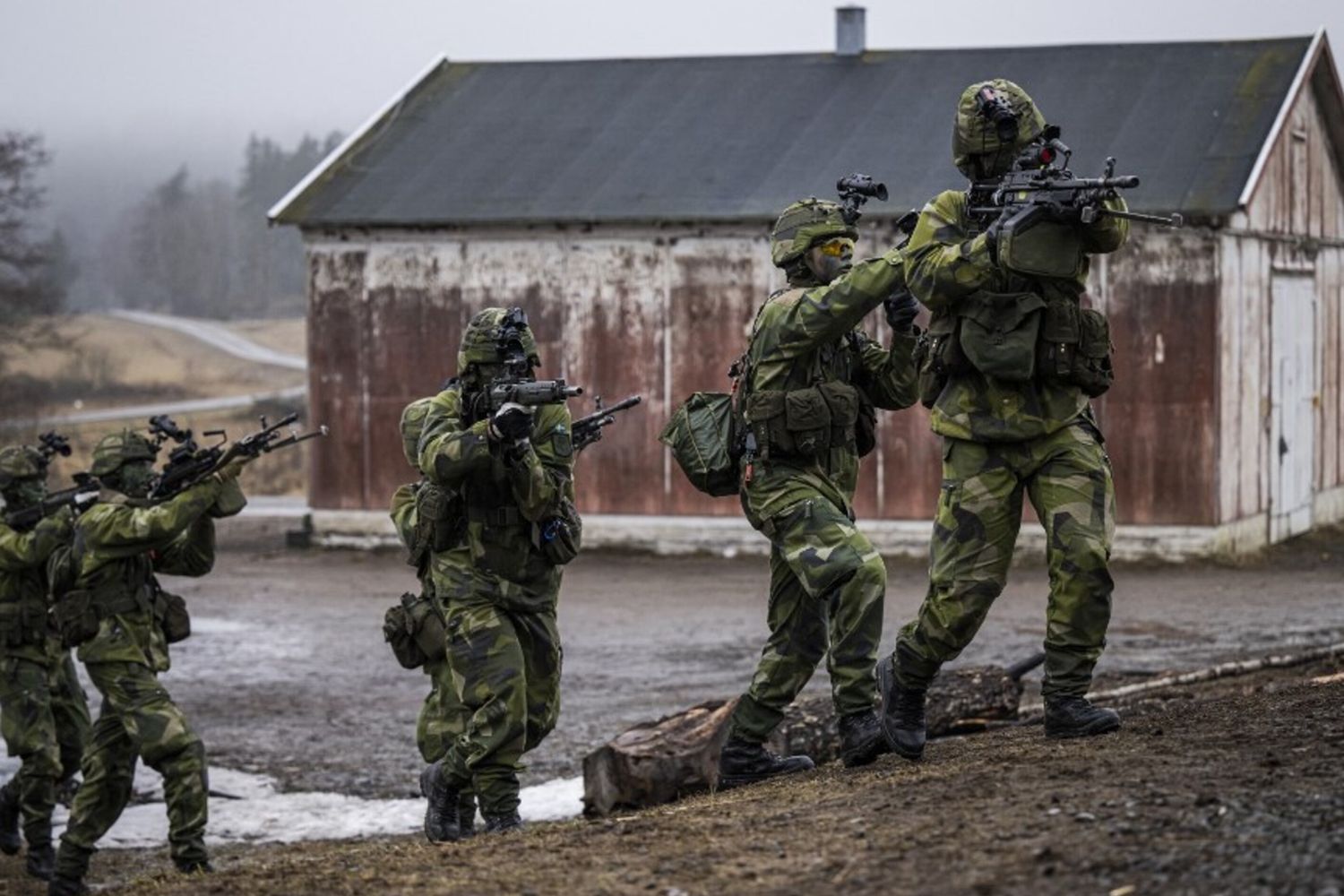 Militari svedesi in una esercitazione Nato vicino Stoccolma