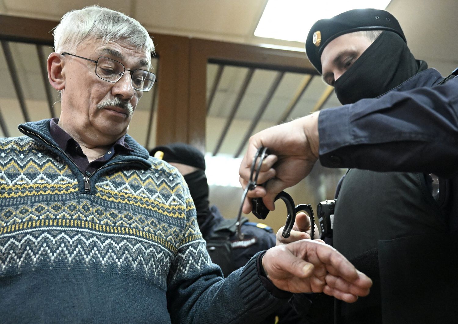 Orlov ammanettato dopo la lettura del verdetto