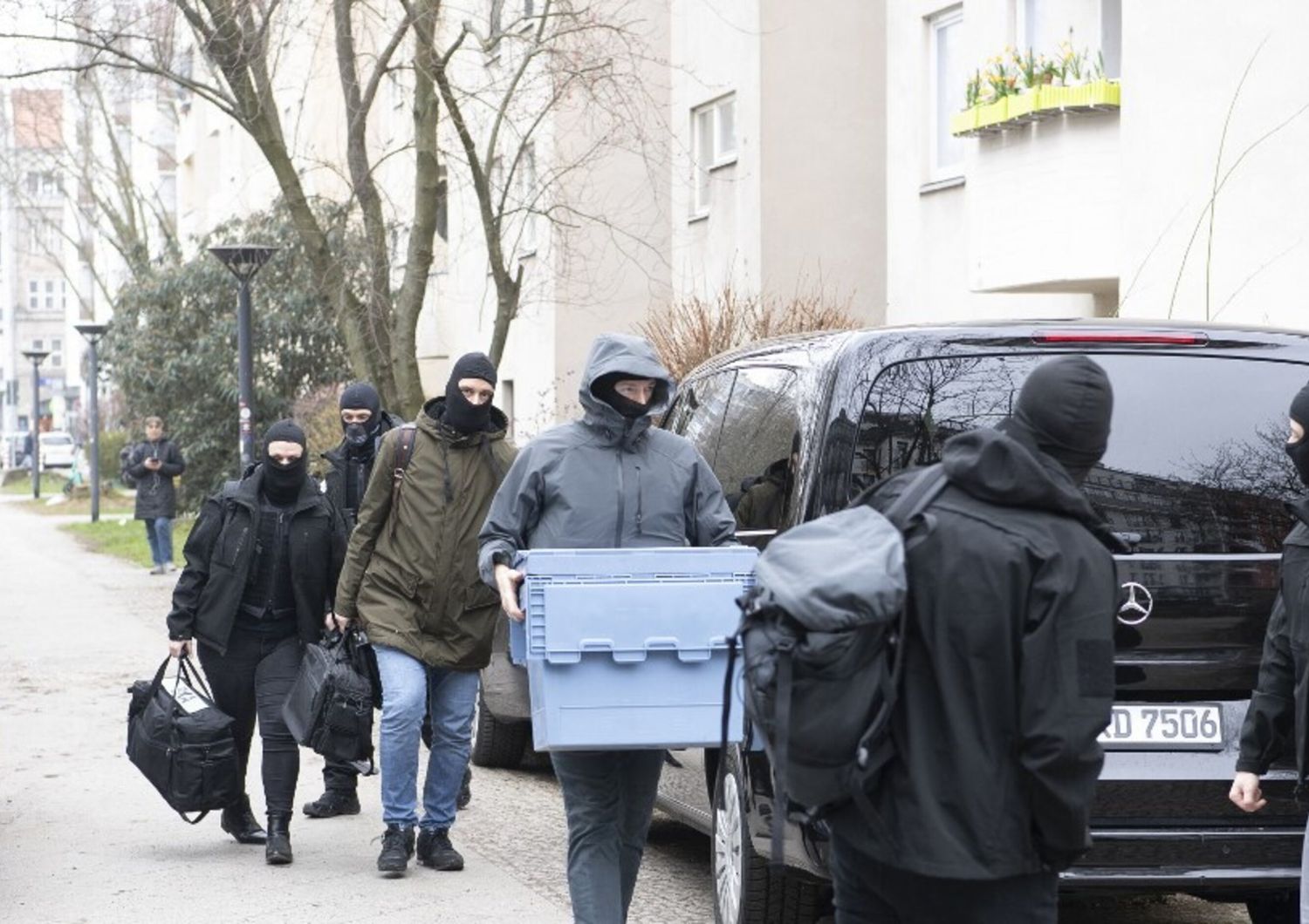 Agenti di polizia si recano nel condominio a Berlino dove è stata arrestata Daniela Klette