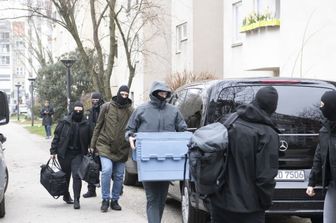 Agenti di polizia si recano nel condominio a Berlino dove è stata arrestata Daniela Klette