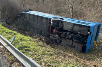 Pullman si ribalta nel potentino con 40 studenti a bordo