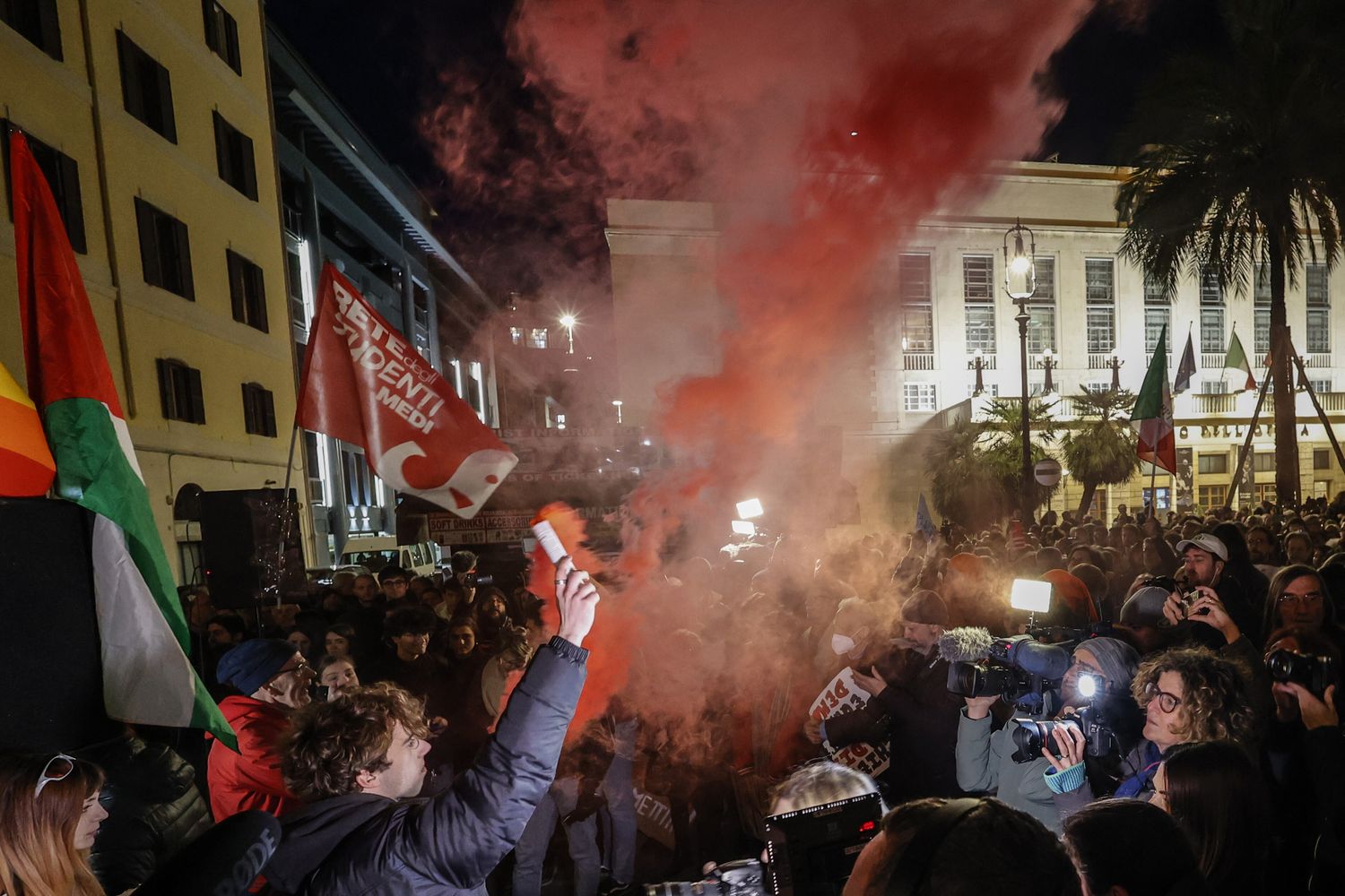 Roma. Protesta degli studenti nei pressi del VIminale contro le manganellate e le cariche delle forze dell ordine nei confronti degli studenti durante le manifestazioni a supporto della Palestina tenutesi venerdi 23 a Firenze e Pisa