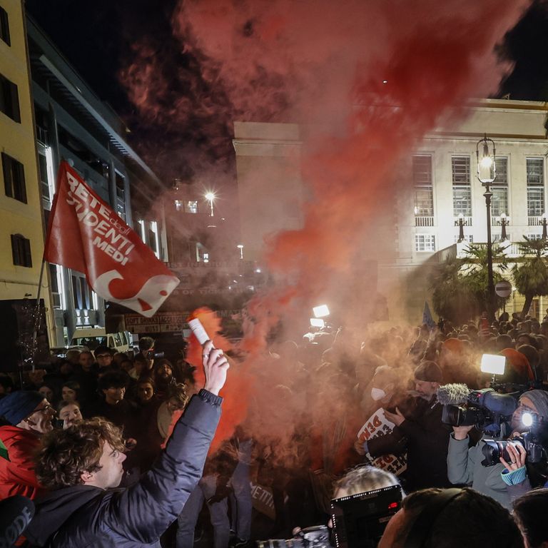 Roma. Protesta degli studenti nei pressi del VIminale contro le manganellate e le cariche delle forze dell ordine nei confronti degli studenti durante le manifestazioni a supporto della Palestina tenutesi venerdi 23 a Firenze e Pisa