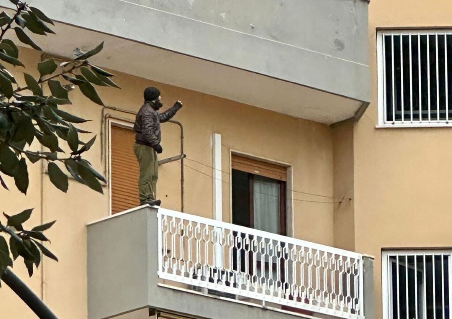 L'uomo che minaccia di buttarsi dal balcone del quinto piano del palazzo a Pescara